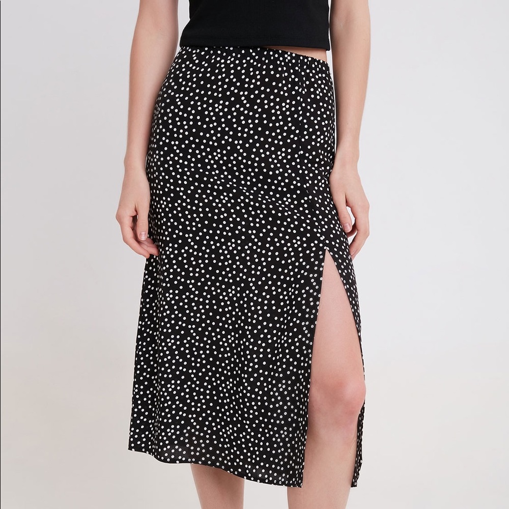 Subdued side slit polkadot midi skirt